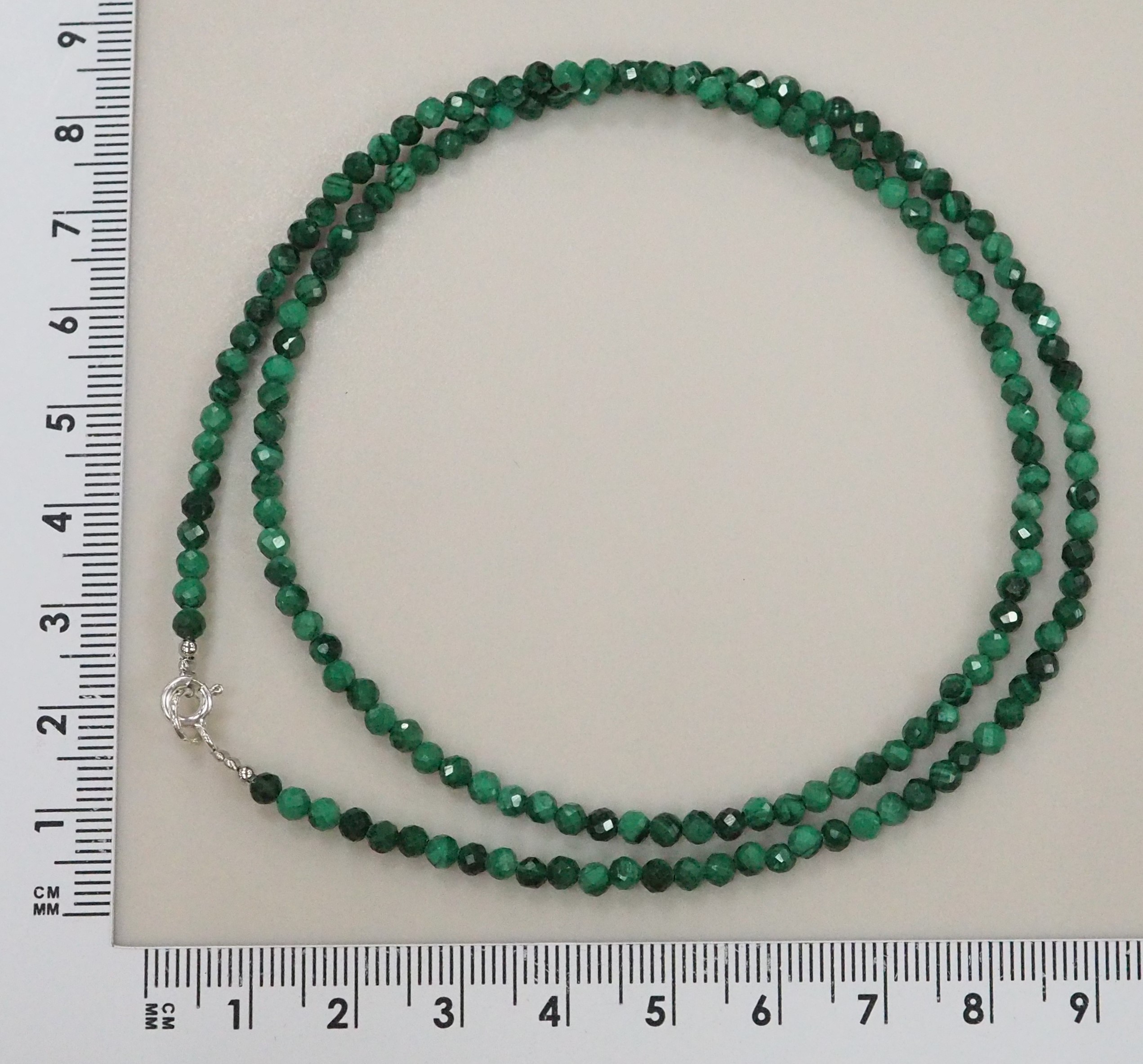 Бусы из малахита